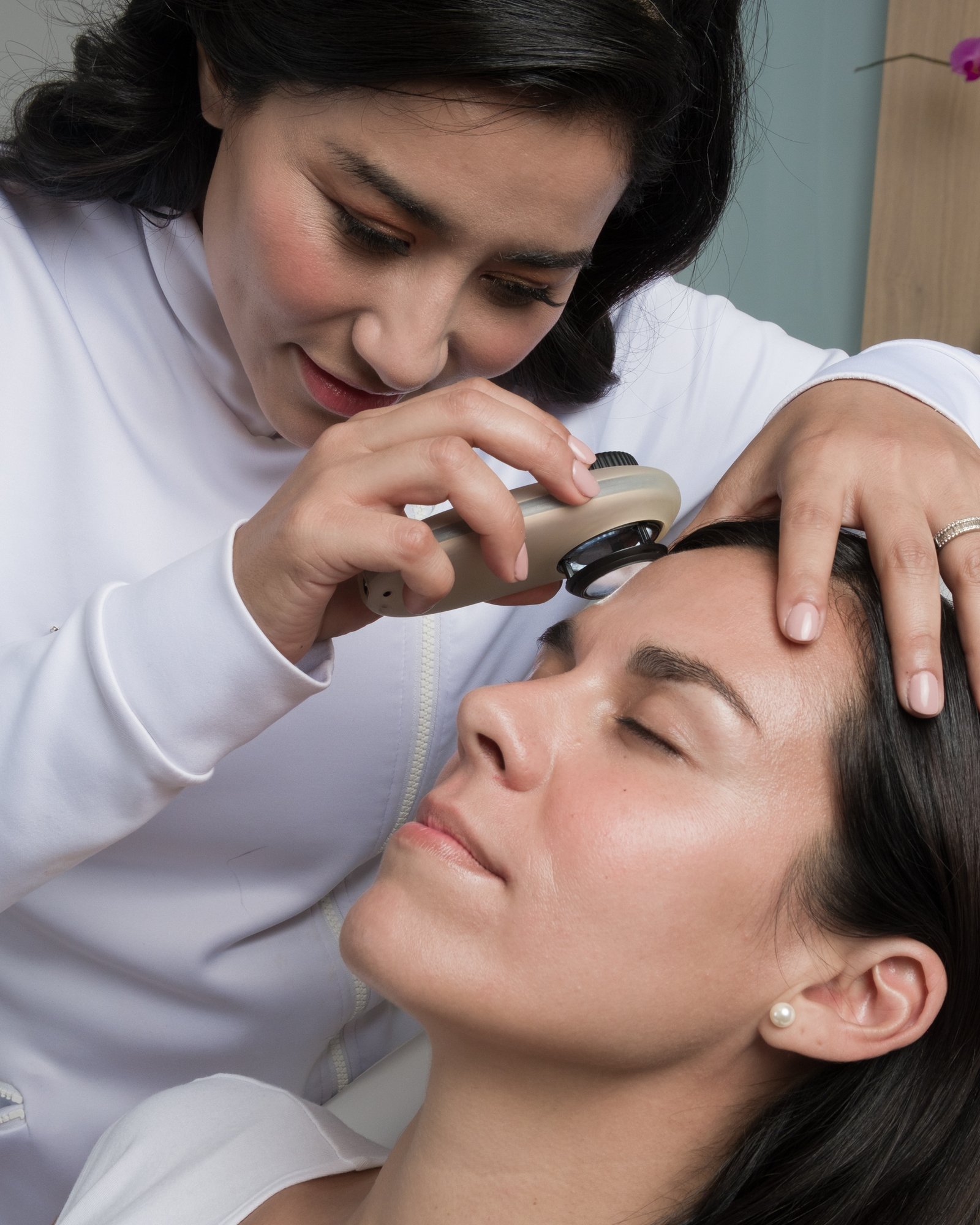 Especialista realizando tratamiento de reafirmación en StudioDerma